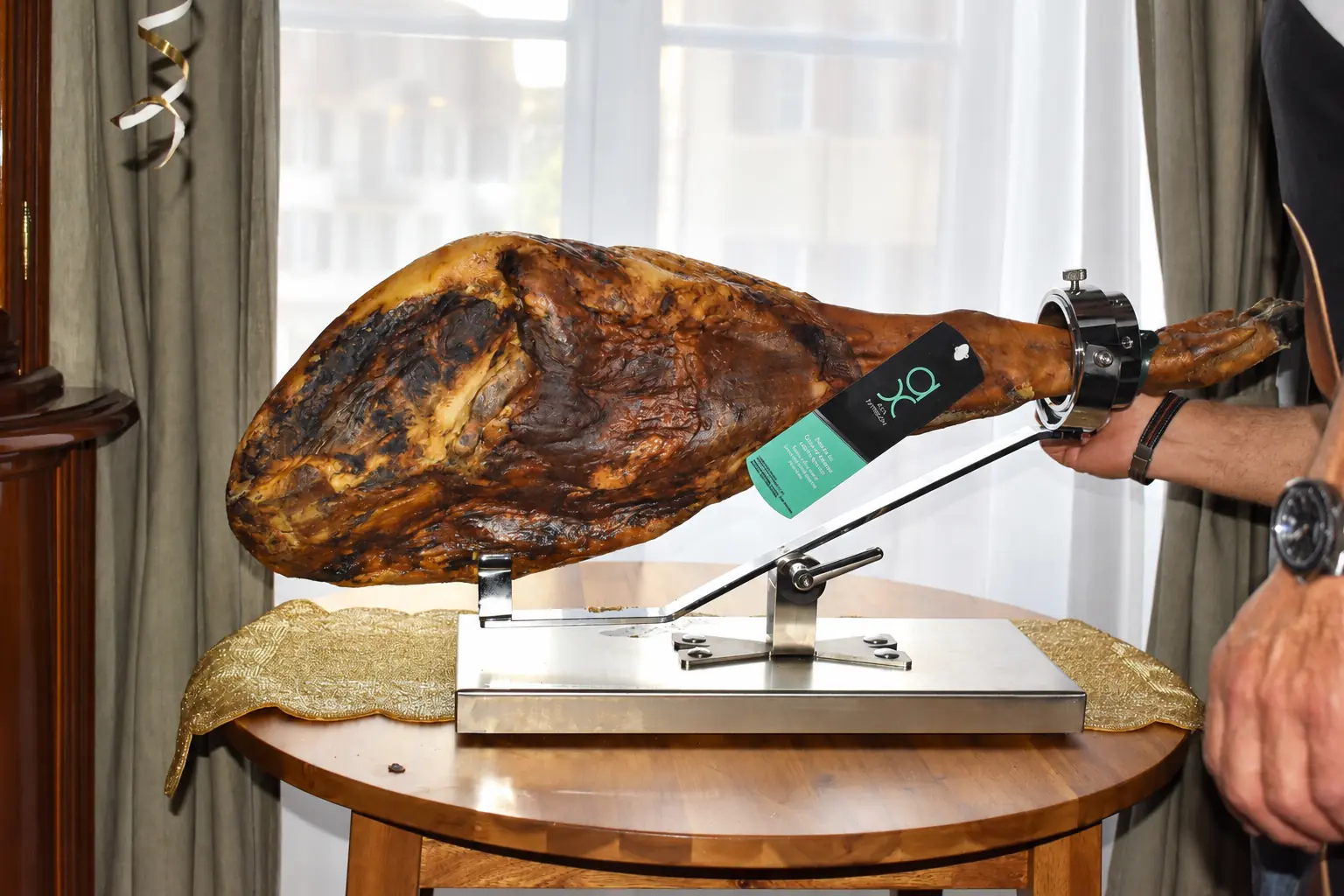 Jamón ibérico en jamonero con su etiqueta original