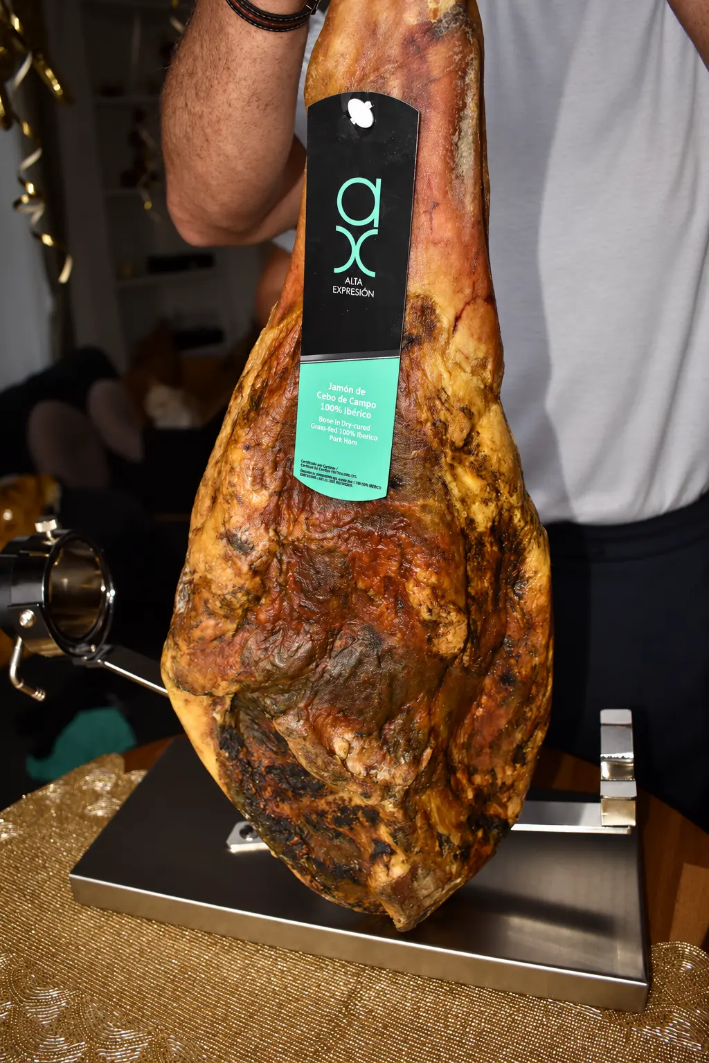 Pata de jamón ibérico de cebo de campo con su etiqueta
